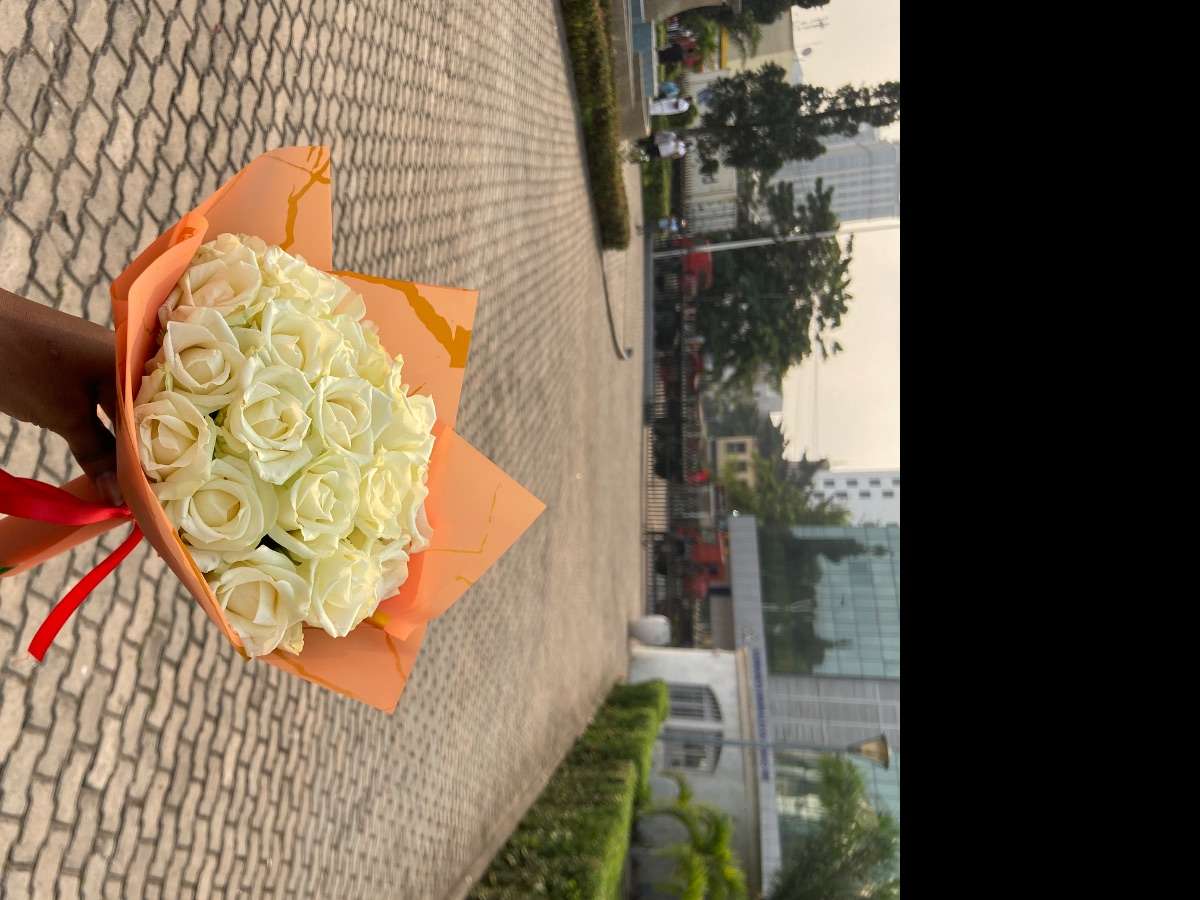 Bouquet de 20 roses blanches naturelles