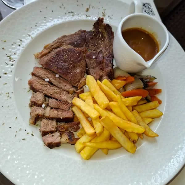 Entrecôte grillée, sauce au poivre